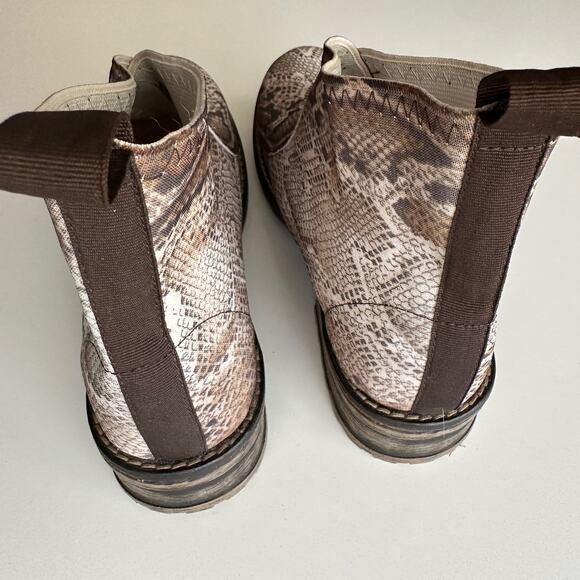 Charleston Shoe Co NWOB Liberty Snake Pull On Stretch Chelsea Stack Heel Boot 8 - Picture 5 of 8